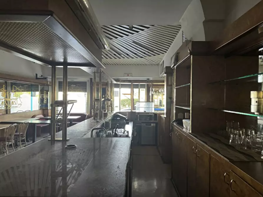 Immagine 9 di Negozio in affitto  in Riva Grumula 6/f a Trieste