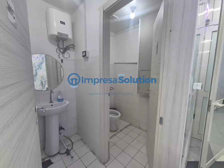 Immagine 10 di Attività commerciale in vendita  in Via Bologna a Napoli