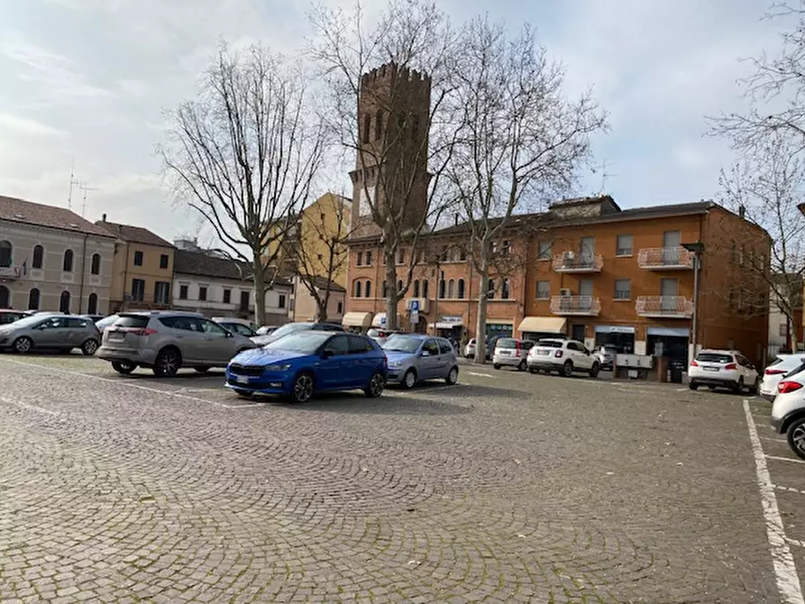 Immagine 1 di Negozio in vendita  a Suzzara