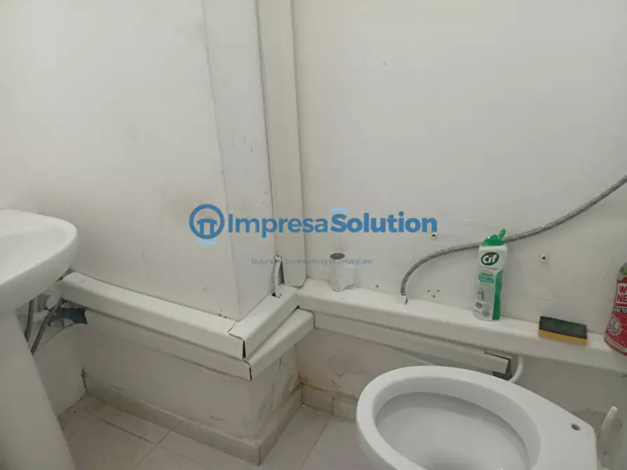 Immagine 12 di Negozio in affitto  in Vico Ferrovia a Napoli