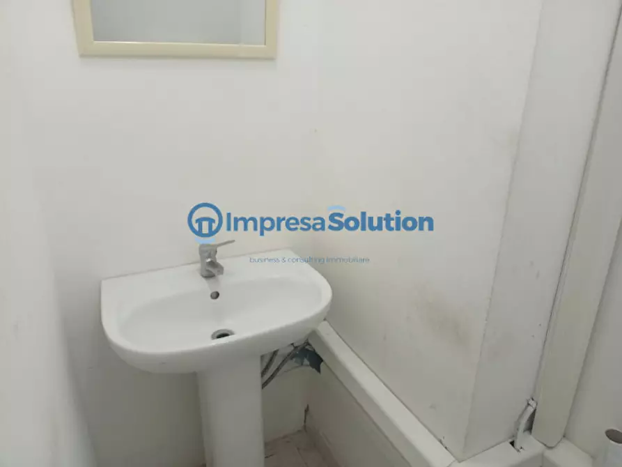 Immagine 13 di Negozio in affitto  in Vico Ferrovia a Napoli