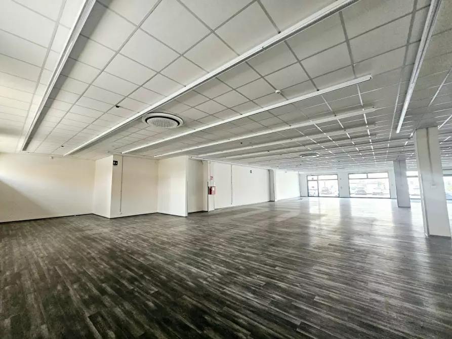 Immagine 3 di Negozio in affitto  in VIA PRINCIPE AMEDEO a Este