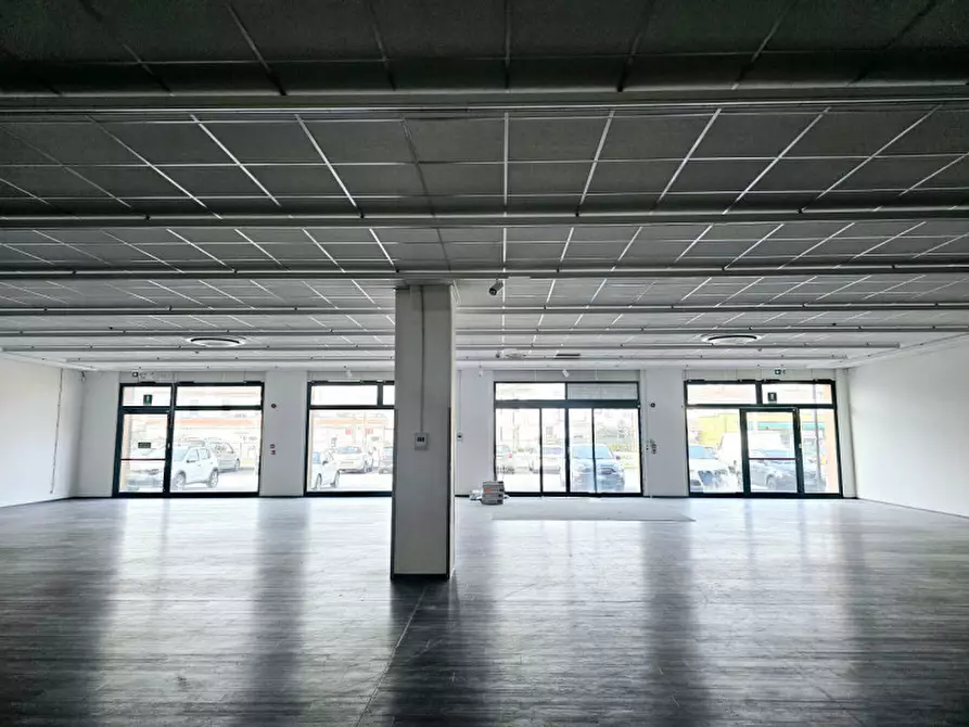 Immagine 5 di Negozio in affitto  in VIA PRINCIPE AMEDEO a Este