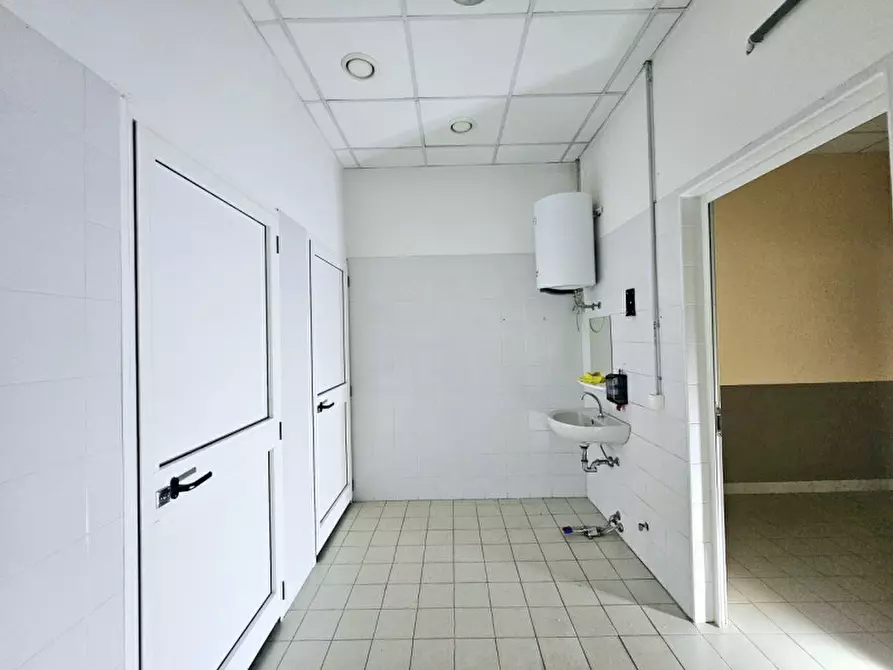 Immagine 6 di Negozio in affitto  in VIA PRINCIPE AMEDEO a Este