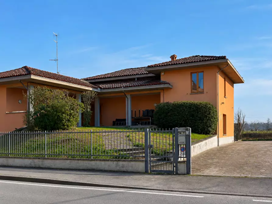 Immagine 1 di Villa in vendita  in Strada Martinella a Parma