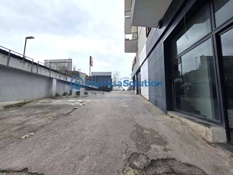 Immagine 11 di Negozio in affitto  in Via Michelangelo da Caravaggio a Napoli