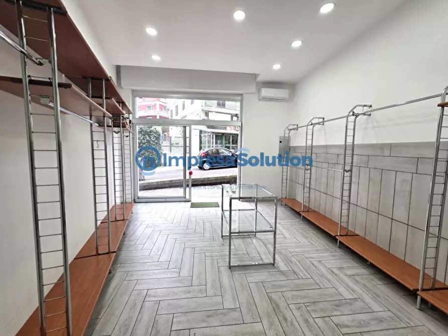 Immagine 9 di Negozio in vendita  in Via San Giacomo dei Capri a Napoli