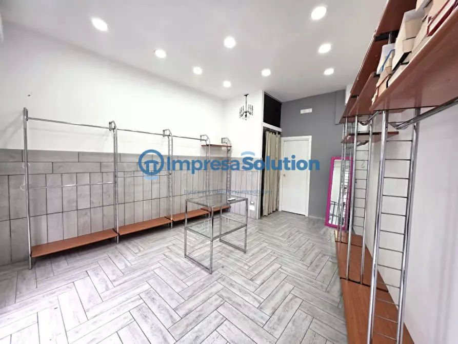 Immagine 10 di Negozio in vendita  in Via San Giacomo dei Capri a Napoli