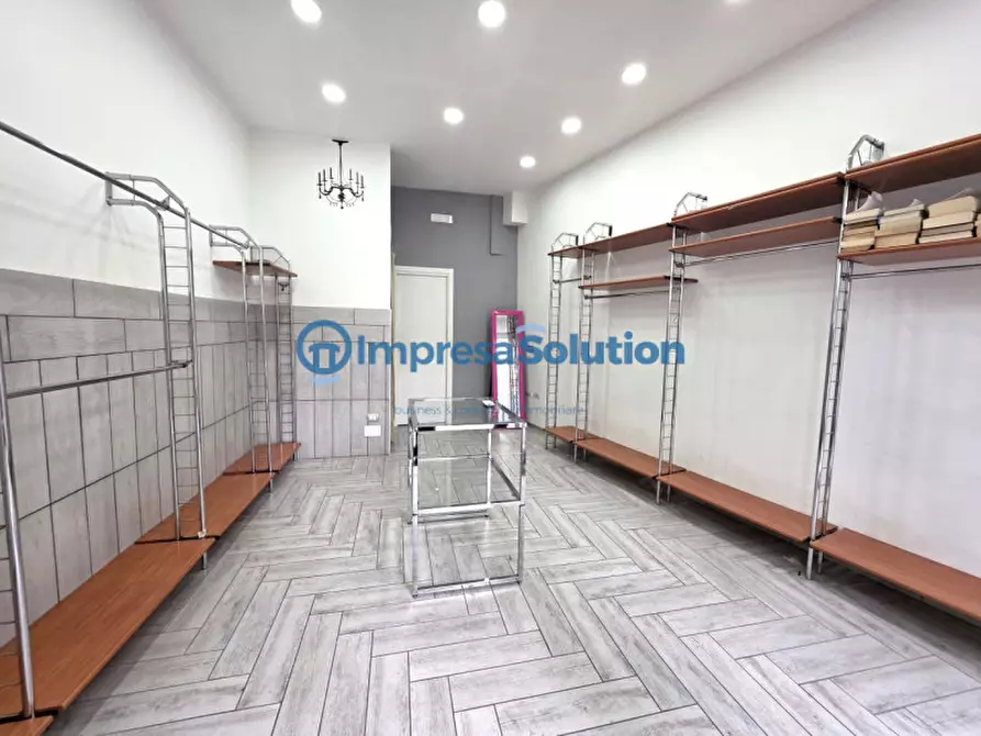 Immagine 13 di Negozio in vendita  in Via San Giacomo dei Capri a Napoli