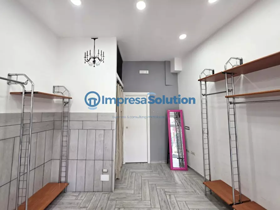 Immagine 14 di Negozio in vendita  in Via San Giacomo dei Capri a Napoli