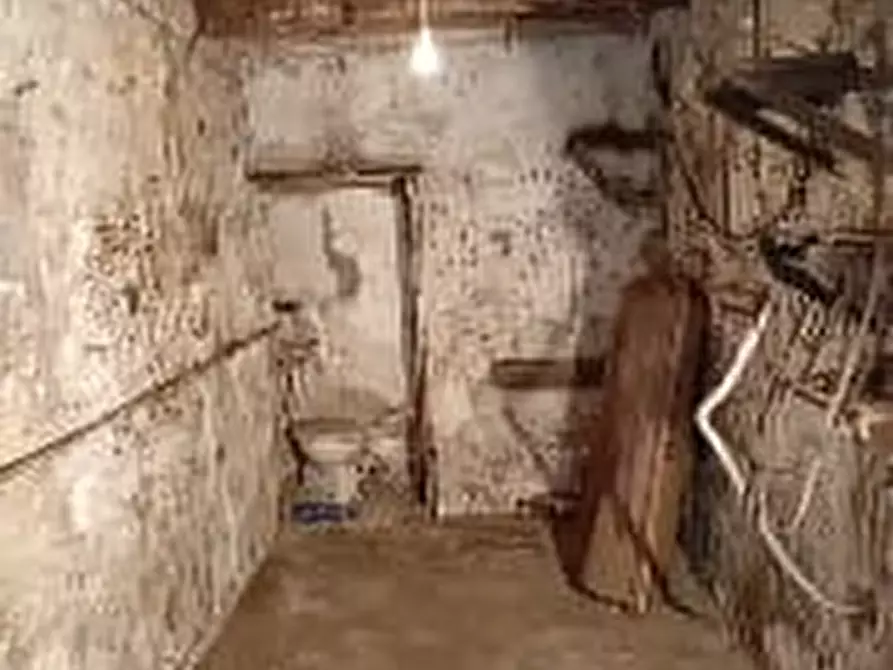 Immagine 1 di Magazzino in vendita  in Via donnalbina 32 a Napoli