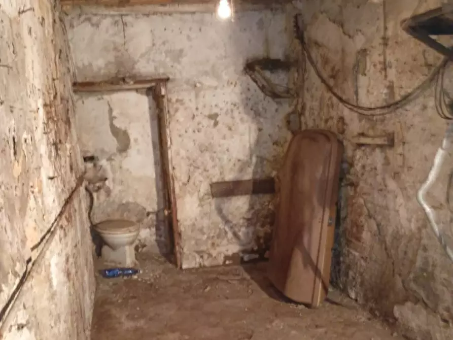 Immagine 2 di Magazzino in vendita  in Via donnalbina 32 a Napoli