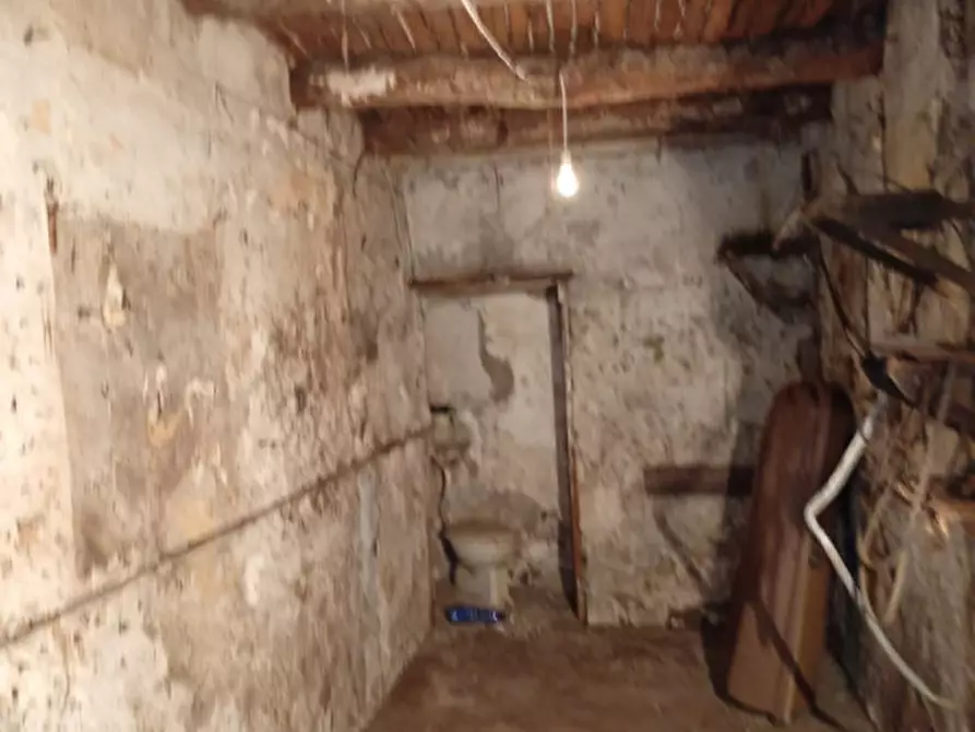 Immagine 3 di Magazzino in vendita  in Via donnalbina 32 a Napoli