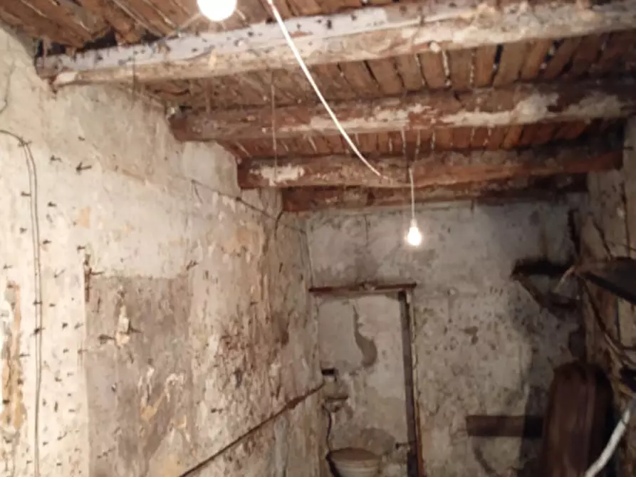 Immagine 4 di Magazzino in vendita  in Via donnalbina 32 a Napoli