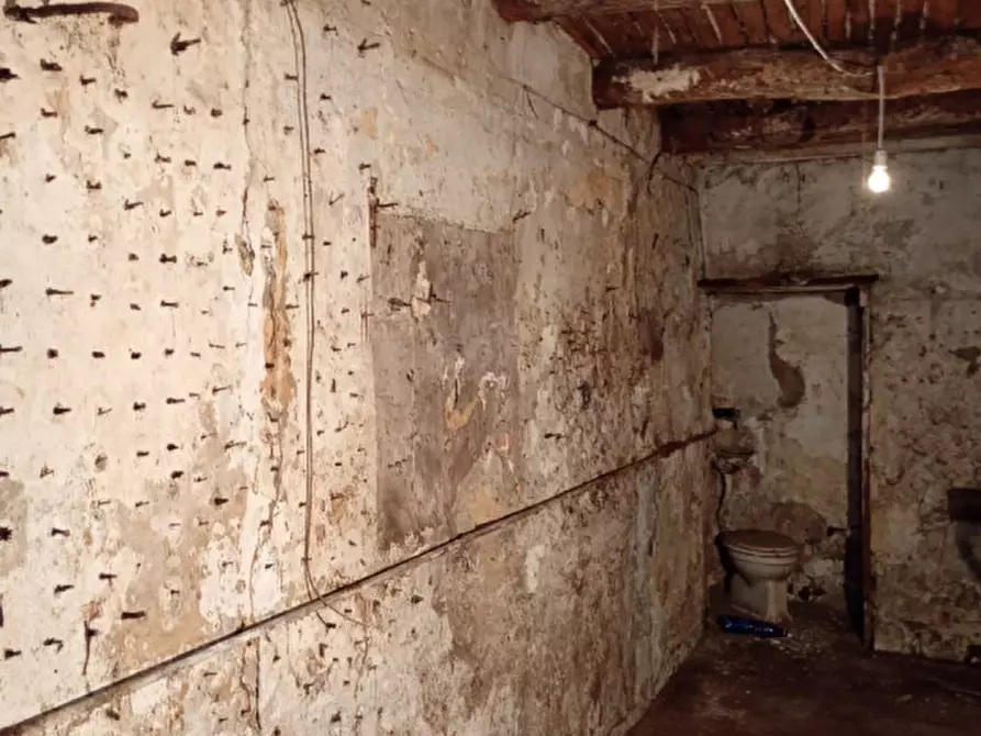 Immagine 7 di Magazzino in vendita  in Via donnalbina 32 a Napoli