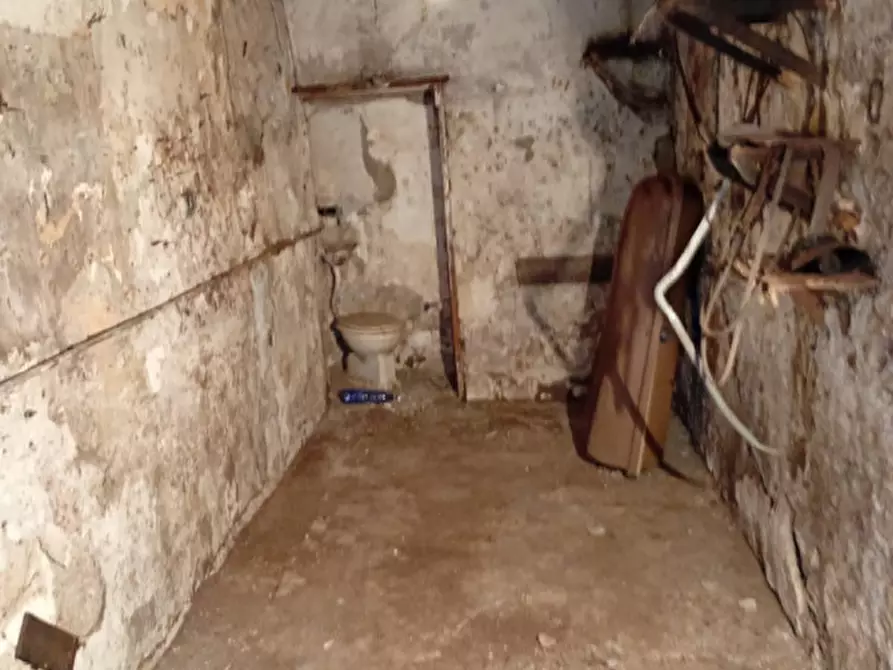 Immagine 9 di Magazzino in vendita  in Via donnalbina 32 a Napoli