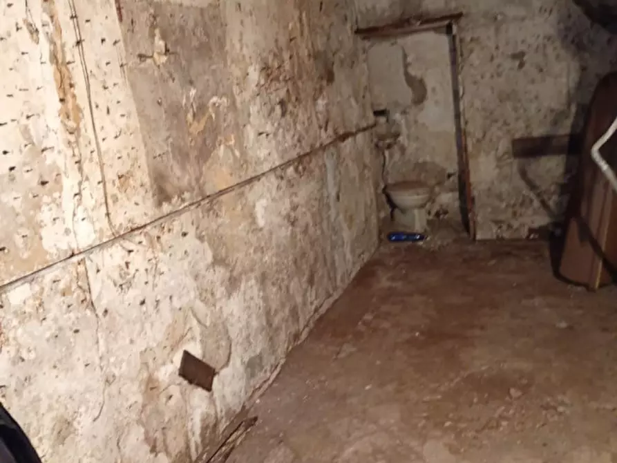 Immagine 15 di Magazzino in vendita  in Via donnalbina 32 a Napoli