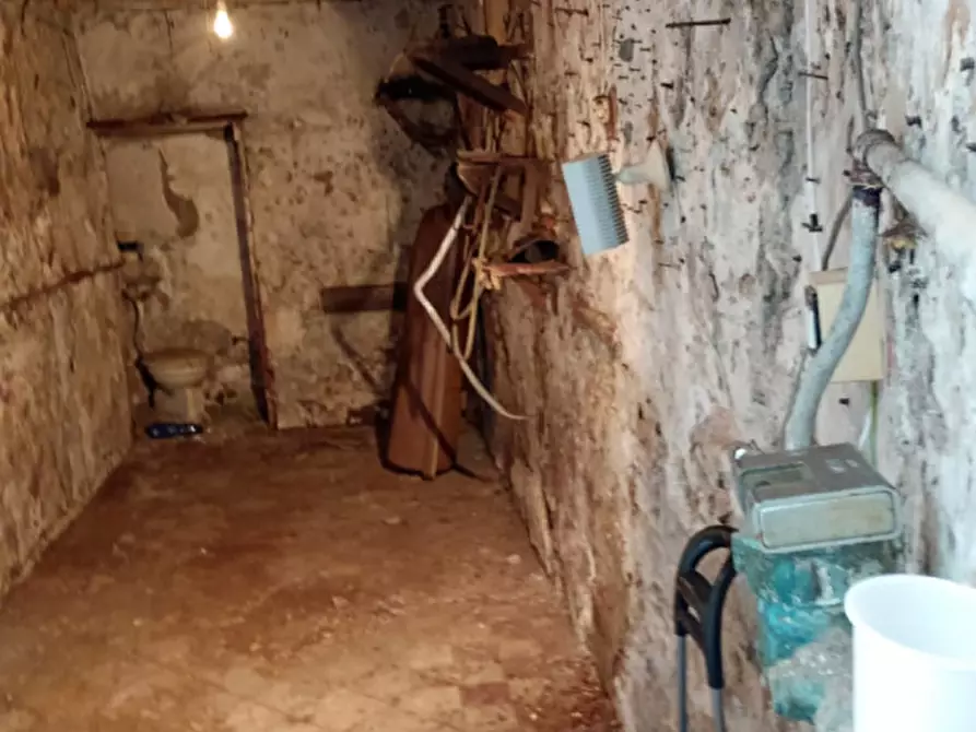 Immagine 16 di Magazzino in vendita  in Via donnalbina 32 a Napoli