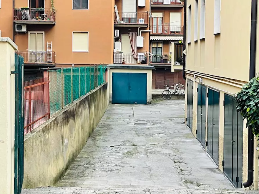 Immagine 6 di Garage in vendita  in via dei bombardi 10 a Verona