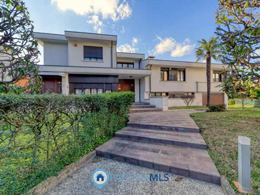 Immagine 1 di Villa in vendita  in Via Sebastiano Giacomelli a Padova