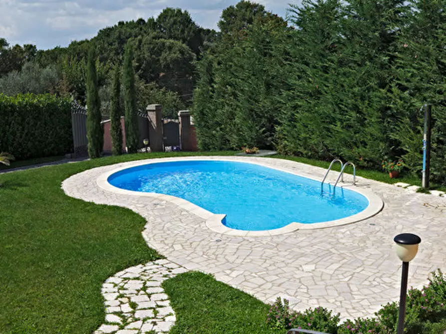 Immagine 1 di Villa in vendita  a Lucignano