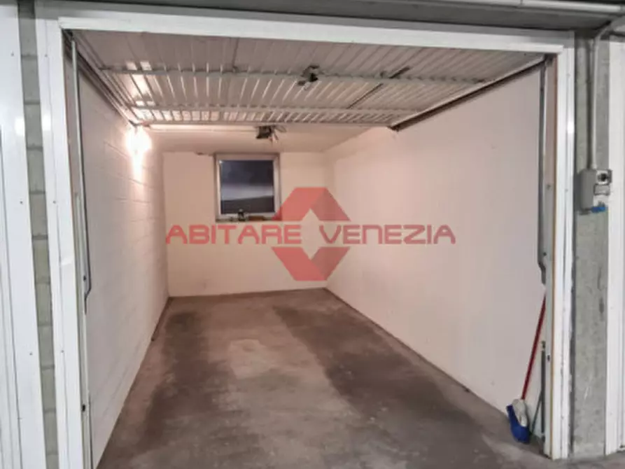 Immagine 1 di Garage in vendita  in Via Antonio Loredan a Venezia