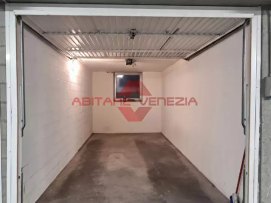 Immagine 2 di Garage in vendita  in Via Antonio Loredan a Venezia