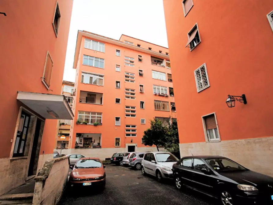 Immagine 2 di Appartamento in vendita  in Via Luigi Mancinelli a Roma