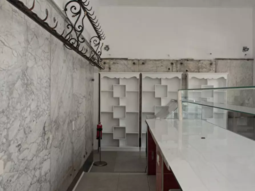 Immagine 10 di Negozio in vendita  in C.so Vinzaglio 33 a Torino