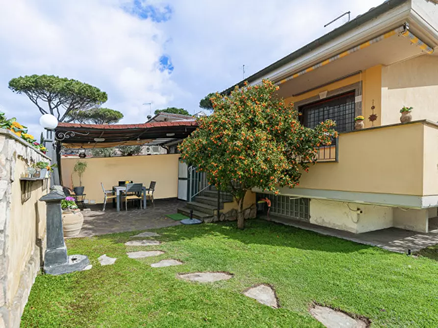 Immagine 2 di Villa in vendita  in Via Pier Alessandro Guglielmi 98 a Roma