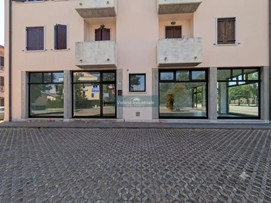 Immagine 1 di Negozio in affitto  a San Pietro In Cariano