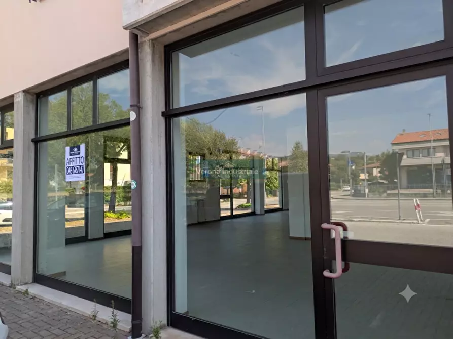 Immagine 4 di Negozio in affitto  a San Pietro In Cariano