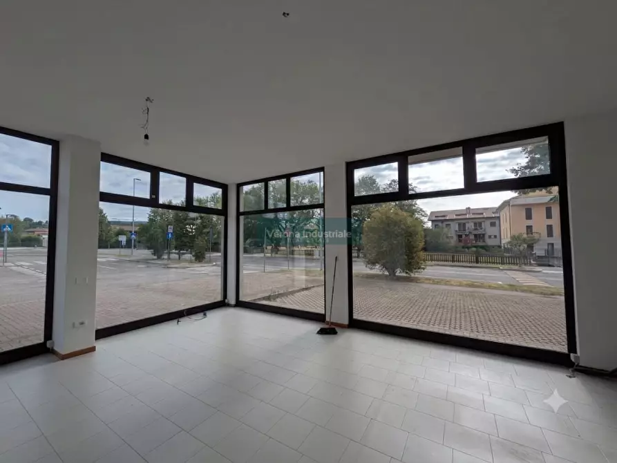 Immagine 8 di Negozio in affitto  a San Pietro In Cariano