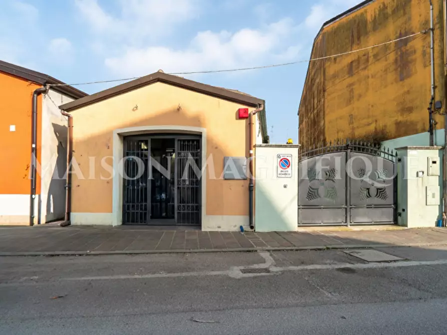 Immagine 1 di Negozio in vendita  in Via dei Fiocinini 3 a Comacchio