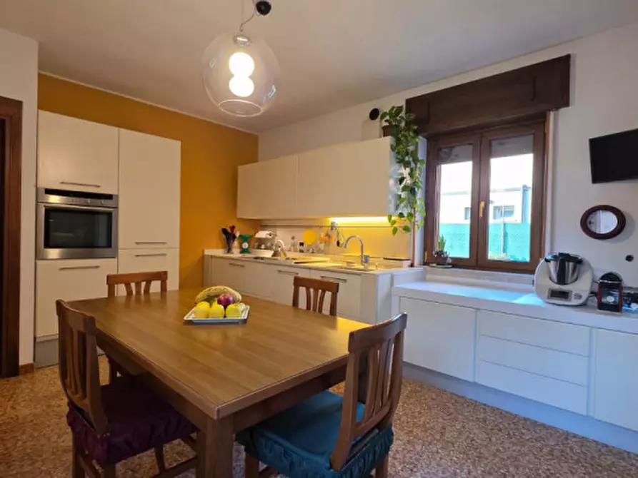 Immagine 7 di Casa bifamiliare in vendita  in via Monte Cengio 8 a Lonigo