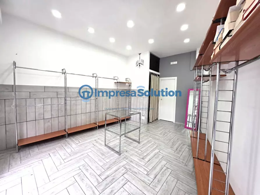 Immagine 9 di Negozio in affitto  in Via San Giacomo dei Capri a Napoli