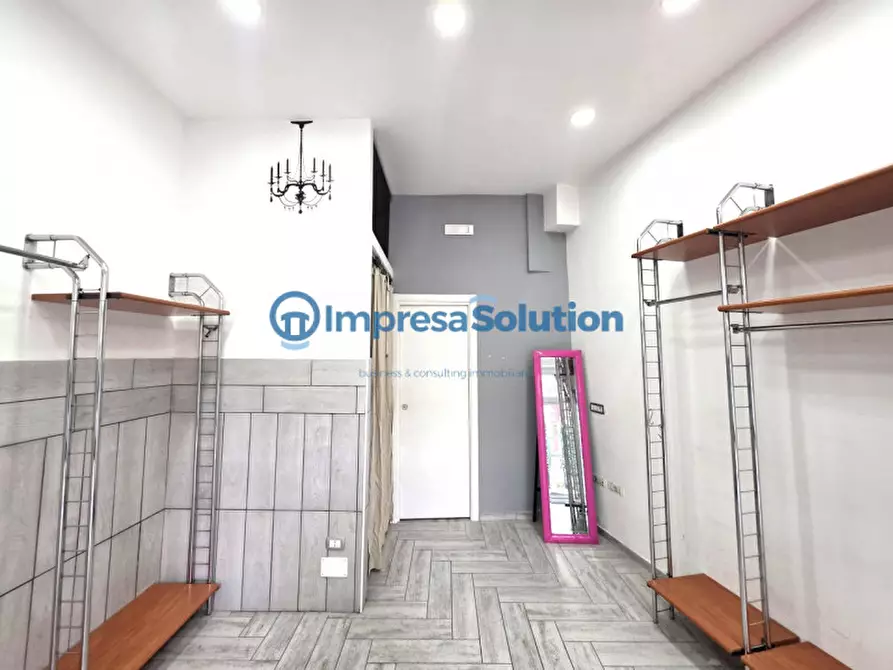 Immagine 11 di Negozio in affitto  in Via San Giacomo dei Capri a Napoli