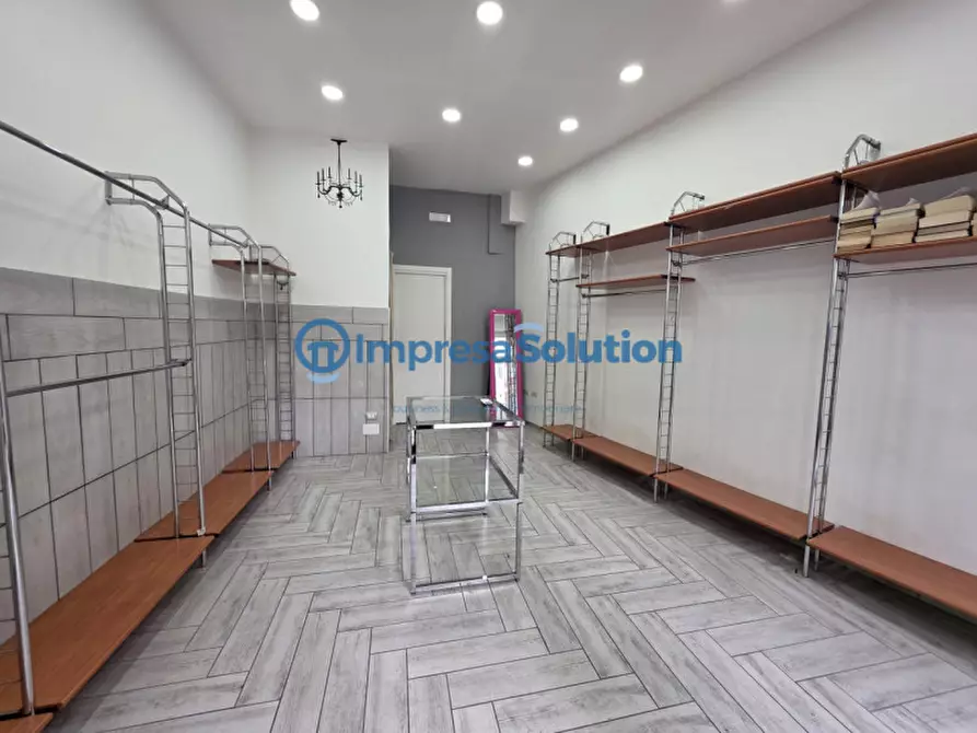 Immagine 12 di Negozio in affitto  in Via San Giacomo dei Capri a Napoli