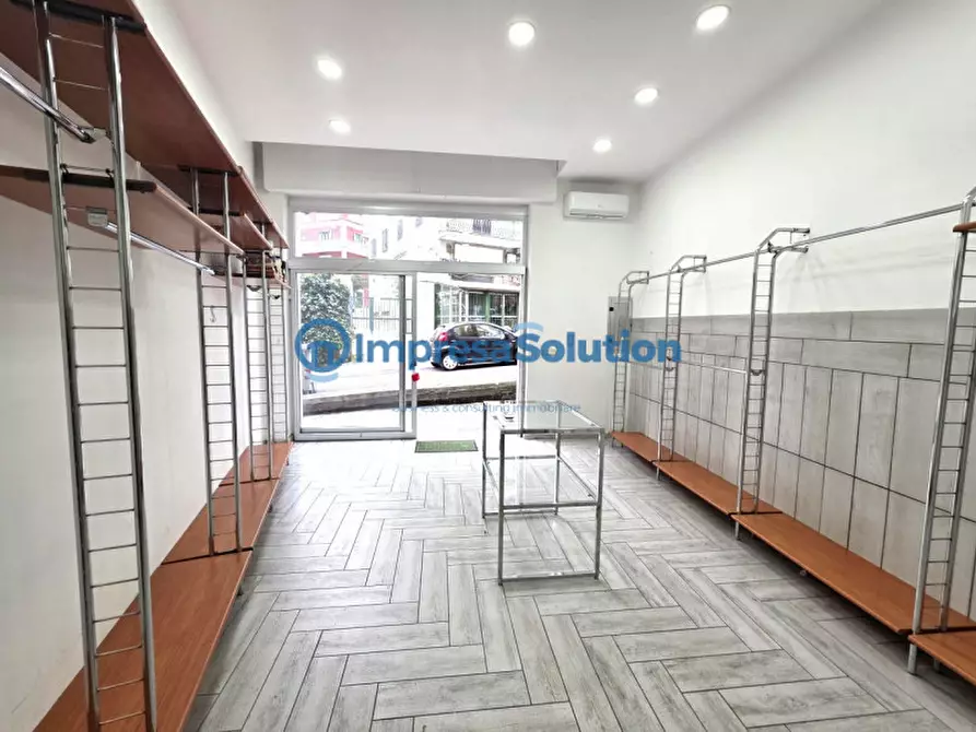 Immagine 13 di Negozio in affitto  in Via San Giacomo dei Capri a Napoli