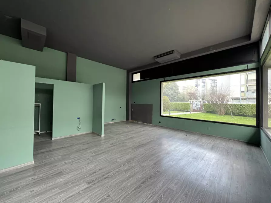 Immagine 1 di Negozio in vendita  a Verona