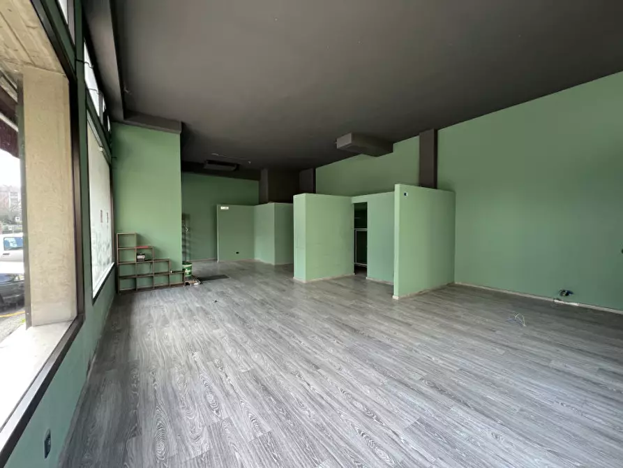 Immagine 2 di Negozio in vendita  a Verona