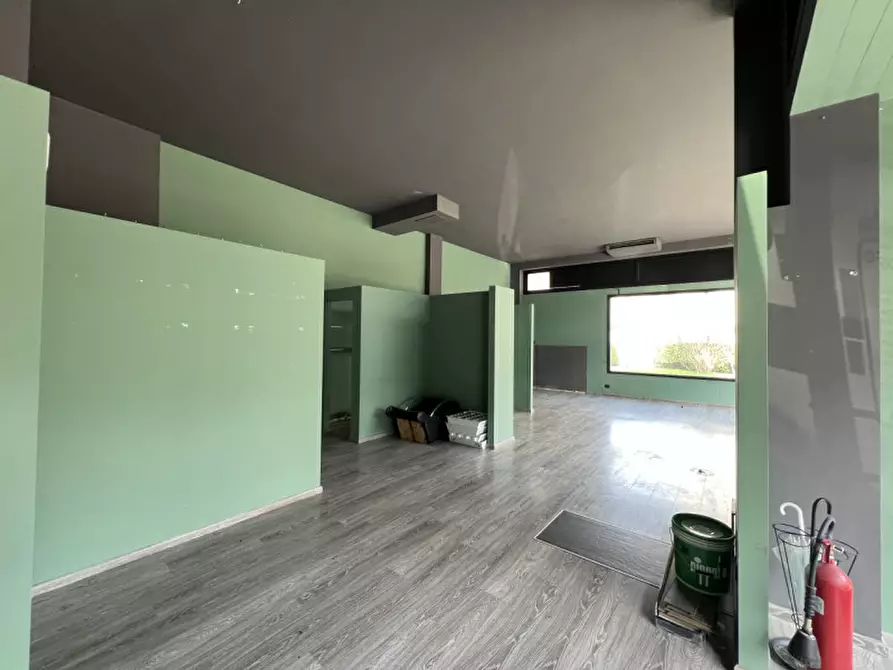 Immagine 4 di Negozio in vendita  a Verona