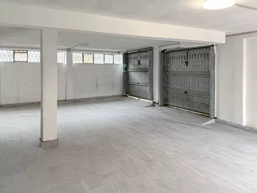 Immagine 2 di Magazzino in vendita  a Casorate Primo