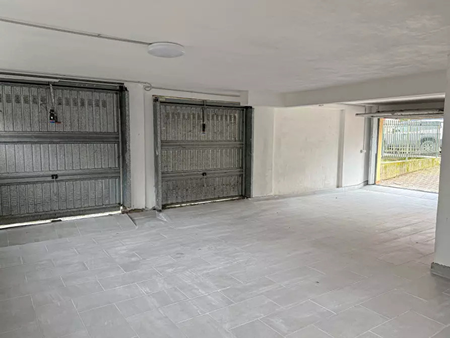 Immagine 3 di Magazzino in vendita  a Casorate Primo