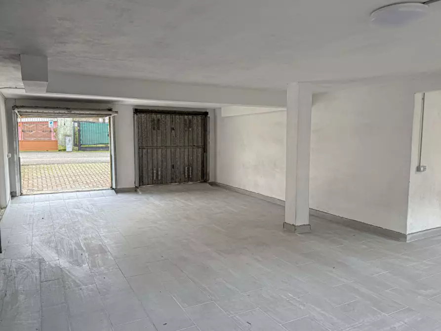 Immagine 5 di Magazzino in vendita  a Casorate Primo