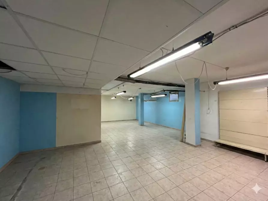 Immagine 1 di Magazzino in vendita  a Verona
