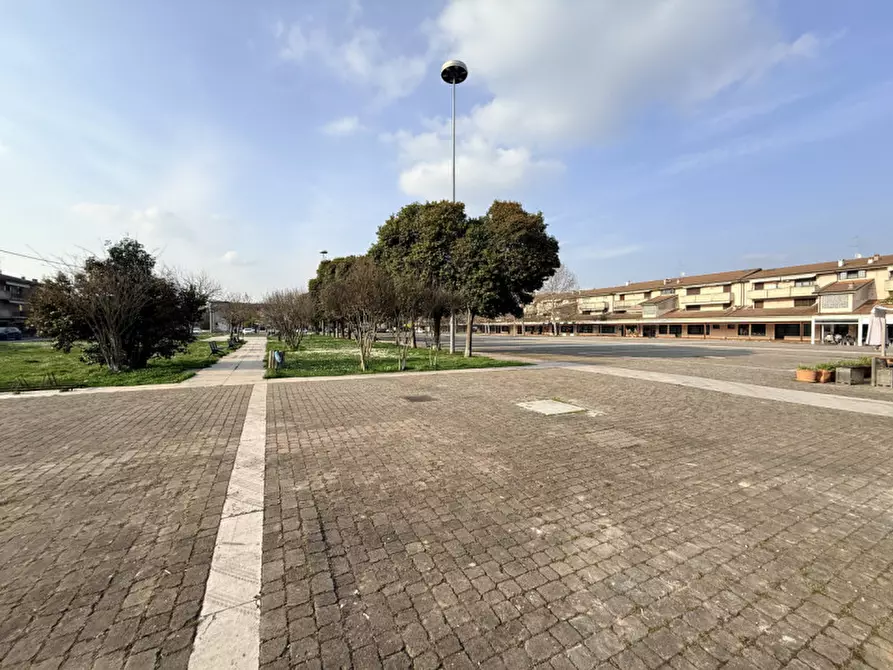 Immagine 4 di Negozio in vendita  in Via Cesare Battisti a San Giovanni Lupatoto