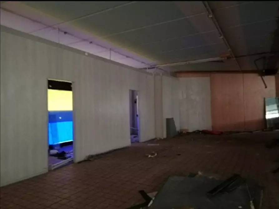 Immagine 5 di Negozio in vendita  in Via Saronnese, 44, 20025 Legnano MI, Italia a Legnano