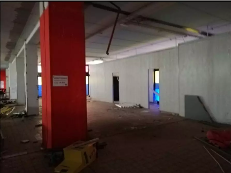 Immagine 6 di Negozio in vendita  in Via Saronnese, 44, 20025 Legnano MI, Italia a Legnano