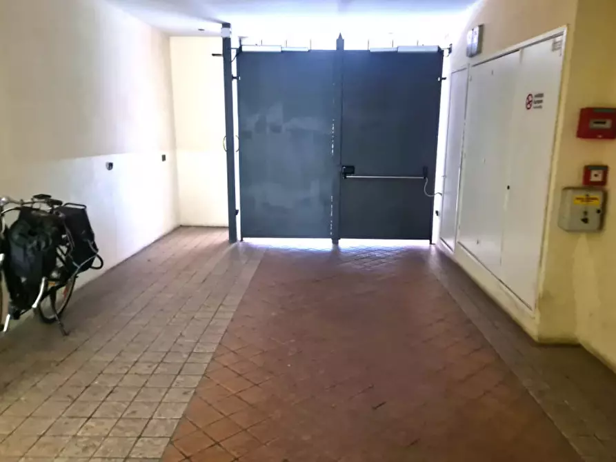 Immagine 1 di Garage in vendita  in via Paglia Corta a Bologna